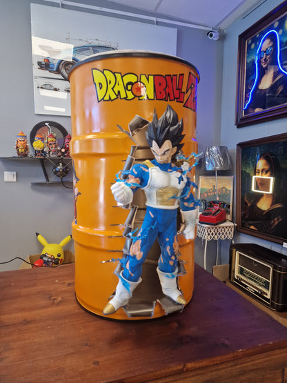 Table d’appoint Dragon Ball Z avec Végéta – Bidon métal custom 60L transformé en meuble design geek.