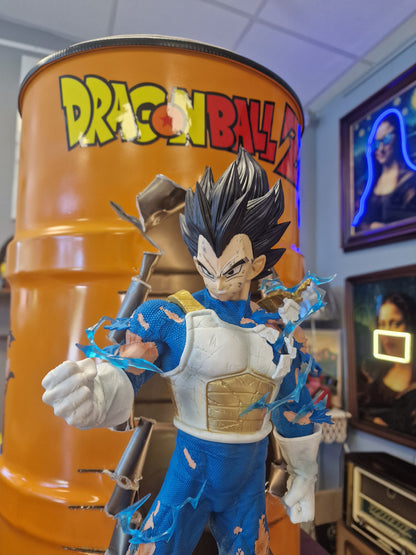 Table d’appoint Dragon Ball Z avec Végéta – Bidon métal custom 60L transformé en meuble design geek.