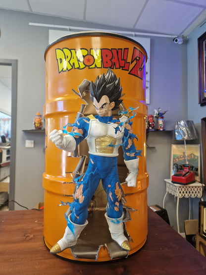 Table d’appoint Dragon Ball Z avec Végéta – Bidon métal custom 60L transformé en meuble design geek.