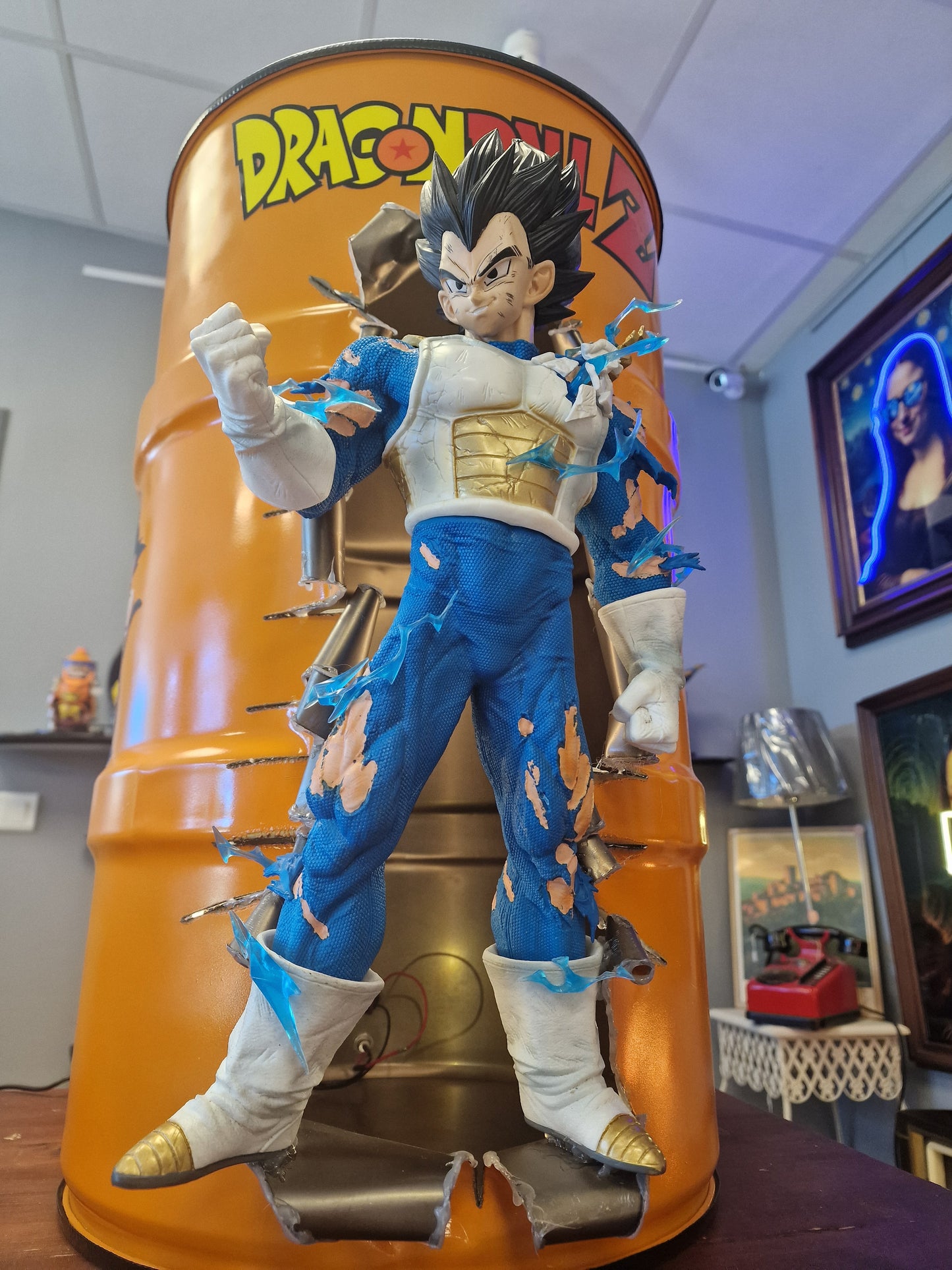 Table d’appoint Dragon Ball Z avec Végéta – Bidon métal custom 60L transformé en meuble design geek.