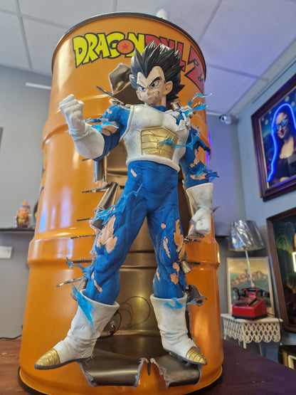 Table d’appoint Dragon Ball Z avec Végéta – Bidon métal custom 60L transformé en meuble design geek.