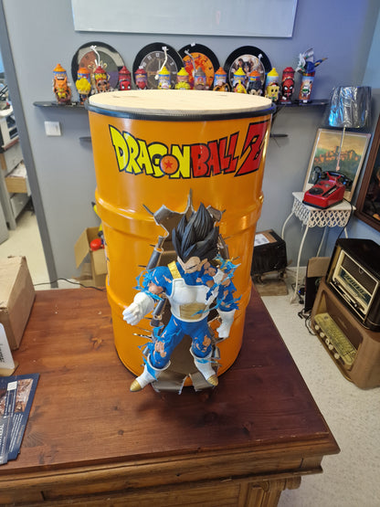 Table d’appoint Dragon Ball Z avec Végéta – Bidon métal custom 60L transformé en meuble design geek.