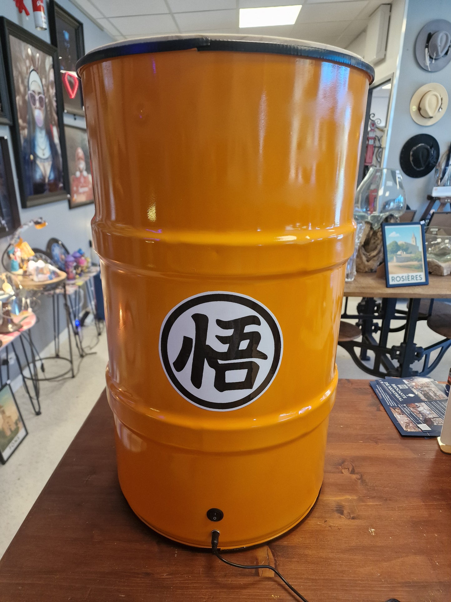 Table d’appoint Dragon Ball Z avec Végéta – Bidon métal custom 60L transformé en meuble design geek.