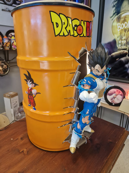 Table d’appoint Dragon Ball Z avec Végéta – Bidon métal custom 60L transformé en meuble design geek.