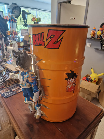 Table d’appoint Dragon Ball Z avec Végéta – Bidon métal custom 60L transformé en meuble design geek.