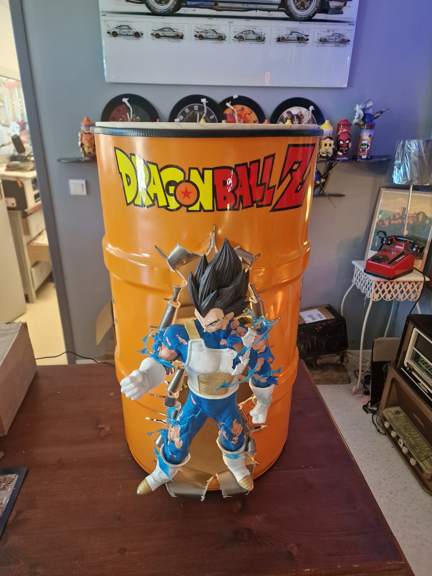 Table d’appoint Dragon Ball Z avec Végéta – Bidon métal custom 60L transformé en meuble design geek.