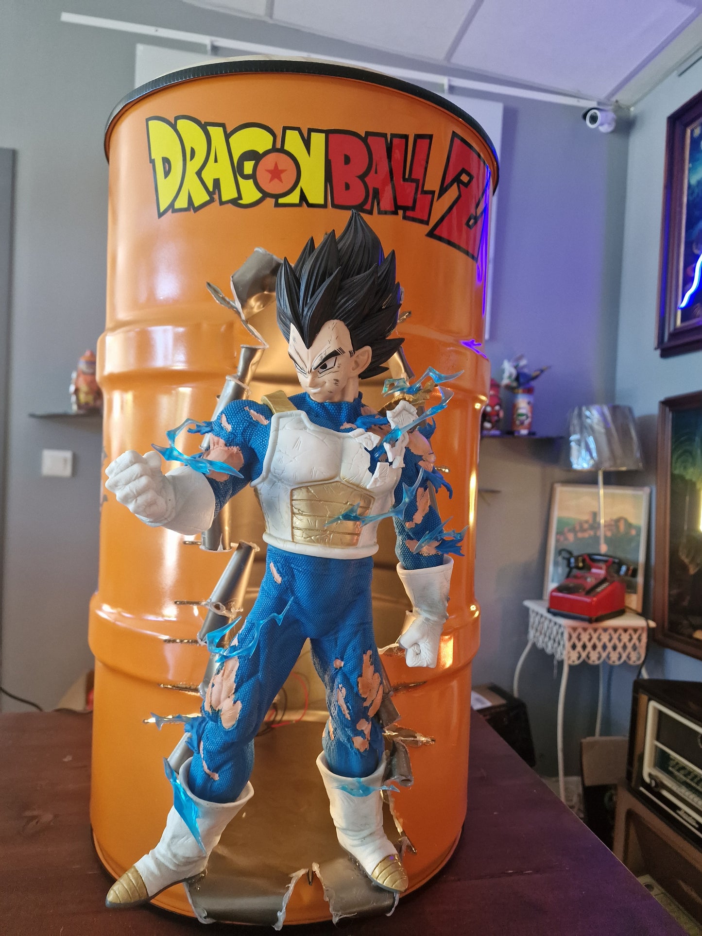Table d’appoint Dragon Ball Z avec Végéta – Bidon métal custom 60L transformé en meuble design geek.