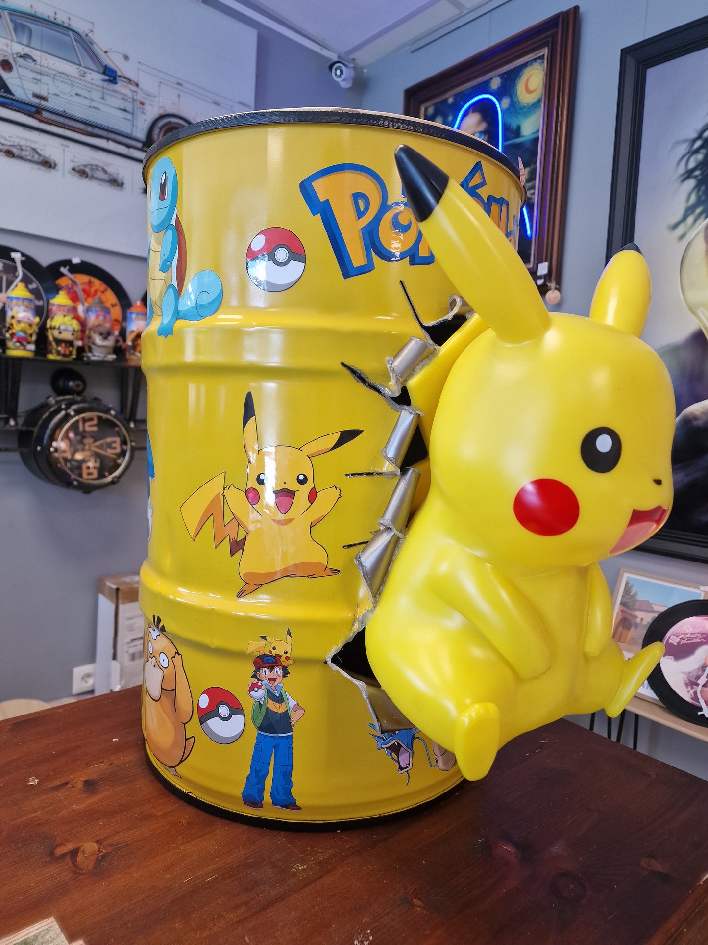 Table d’appoint Pikachu pop art – Bidon métal effet explosé avec figurine – Déco Pokémon originale et unique