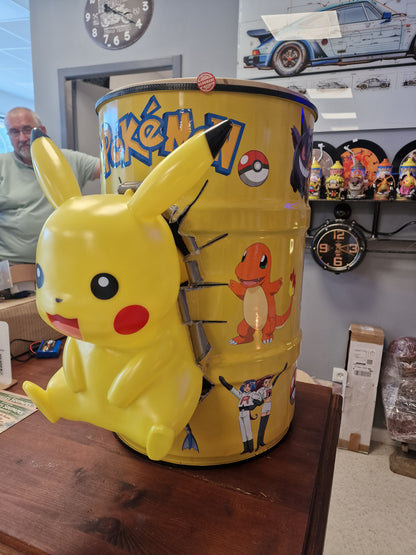 Table d’appoint Pikachu pop art – Bidon métal effet explosé avec figurine – Déco Pokémon originale et unique