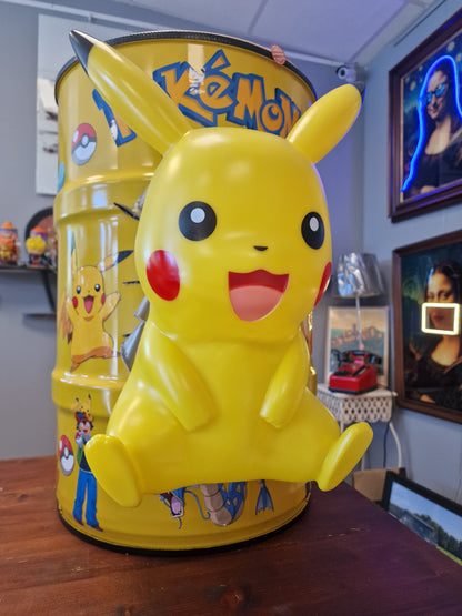 Table d’appoint Pikachu pop art – Bidon métal effet explosé avec figurine – Déco Pokémon originale et unique