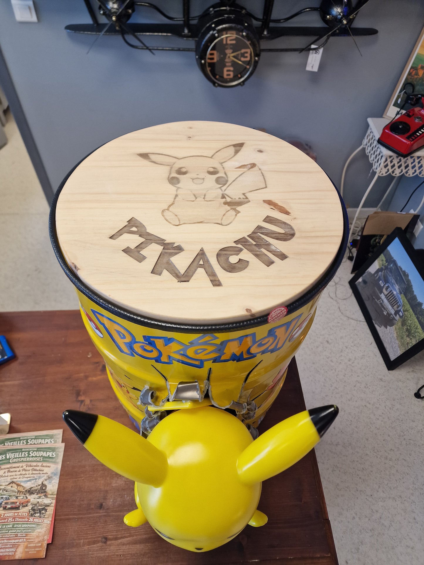 Table d’appoint Pikachu pop art – Bidon métal effet explosé avec figurine – Déco Pokémon originale et unique