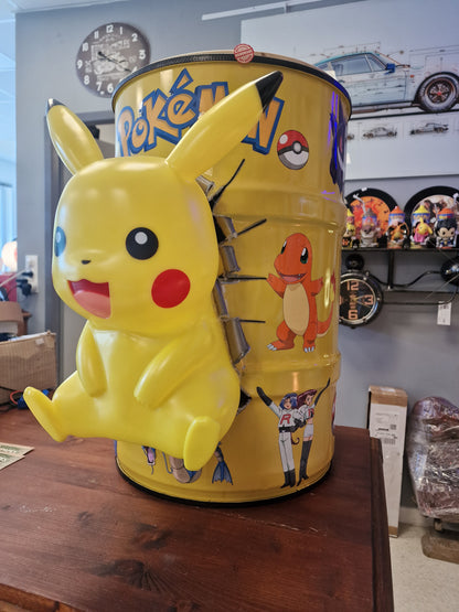 Table d’appoint Pikachu pop art – Bidon métal effet explosé avec figurine – Déco Pokémon originale et unique
