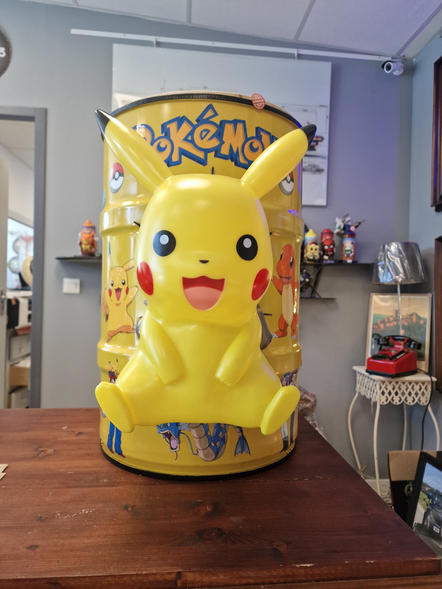 Table d’appoint Pikachu pop art – Bidon métal effet explosé avec figurine – Déco Pokémon originale et unique