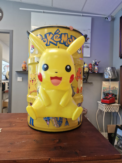 Table d’appoint Pikachu pop art – Bidon métal effet explosé avec figurine – Déco Pokémon originale et unique