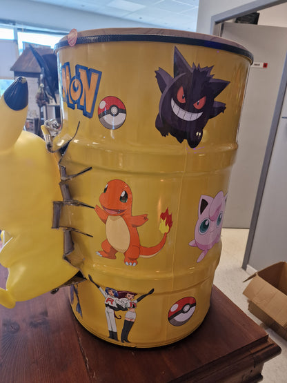 Table d’appoint Pikachu pop art – Bidon métal effet explosé avec figurine – Déco Pokémon originale et unique