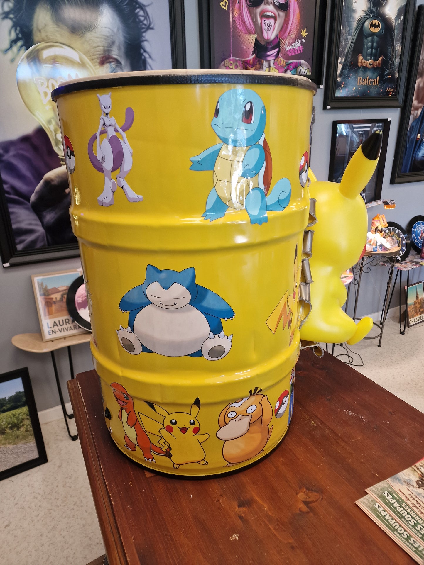 Table d’appoint Pikachu pop art – Bidon métal effet explosé avec figurine – Déco Pokémon originale et unique