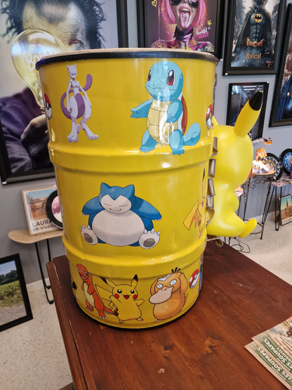 Table d’appoint Pikachu pop art – Bidon métal effet explosé avec figurine – Déco Pokémon originale et unique