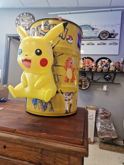 Table d’appoint Pikachu pop art – Bidon métal effet explosé avec figurine – Déco Pokémon originale et unique