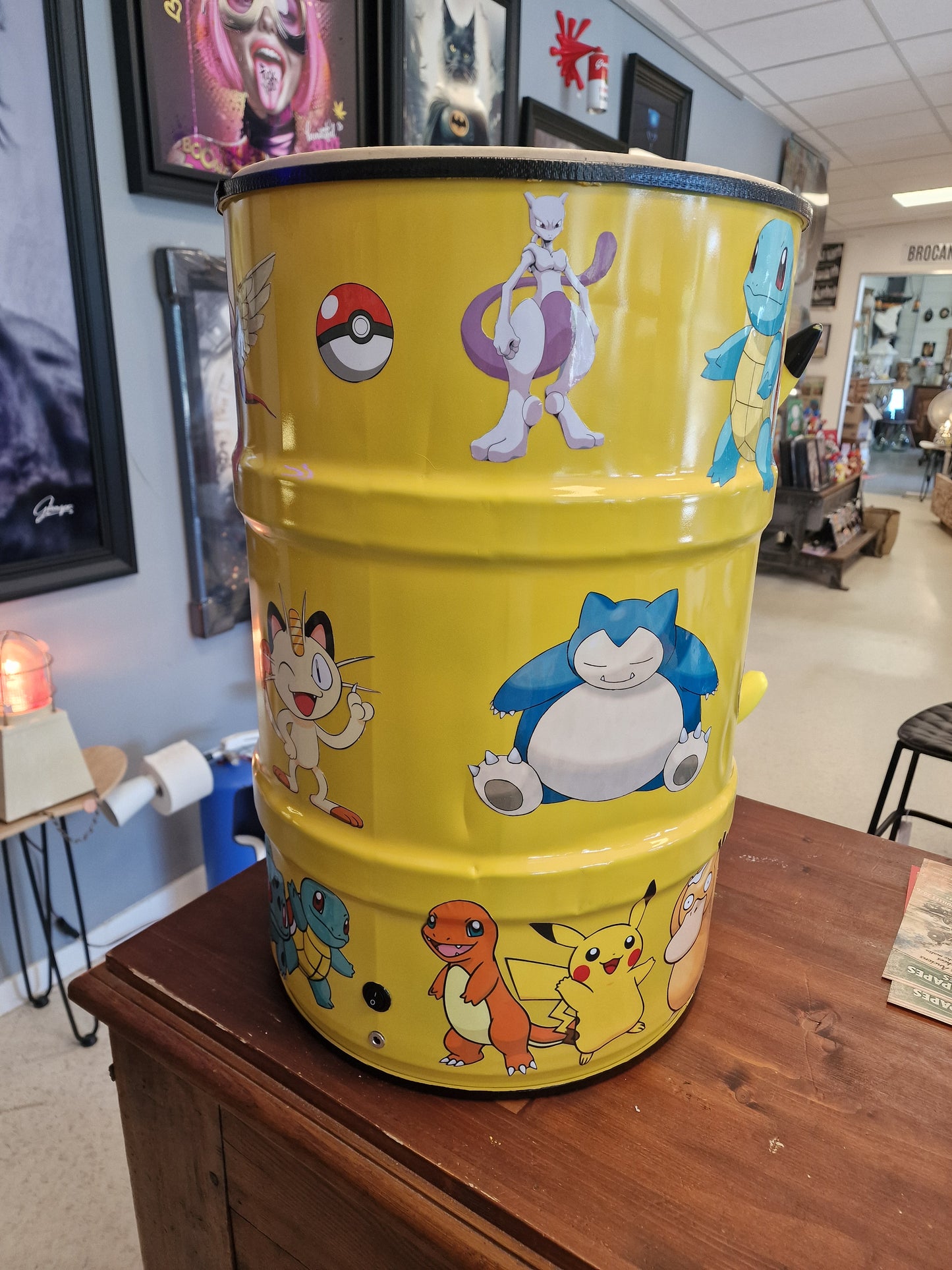 Table d’appoint Pikachu pop art – Bidon métal effet explosé avec figurine – Déco Pokémon originale et unique
