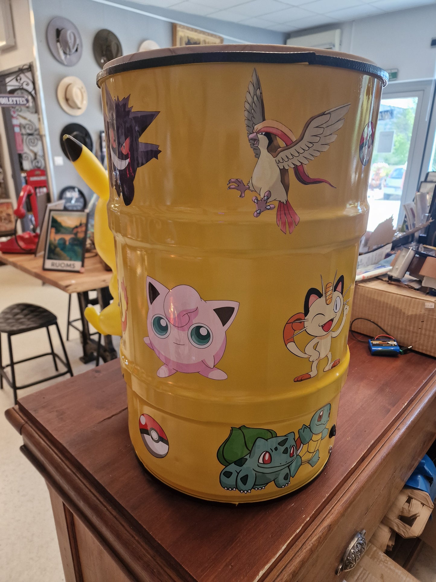 Table d’appoint Pikachu pop art – Bidon métal effet explosé avec figurine – Déco Pokémon originale et unique