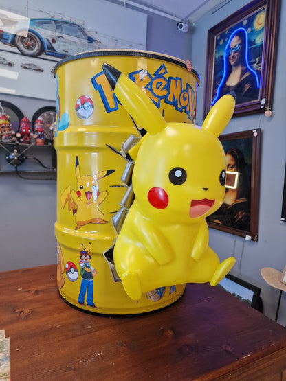 Table d’appoint Pikachu pop art – Bidon métal effet explosé avec figurine – Déco Pokémon originale et unique
