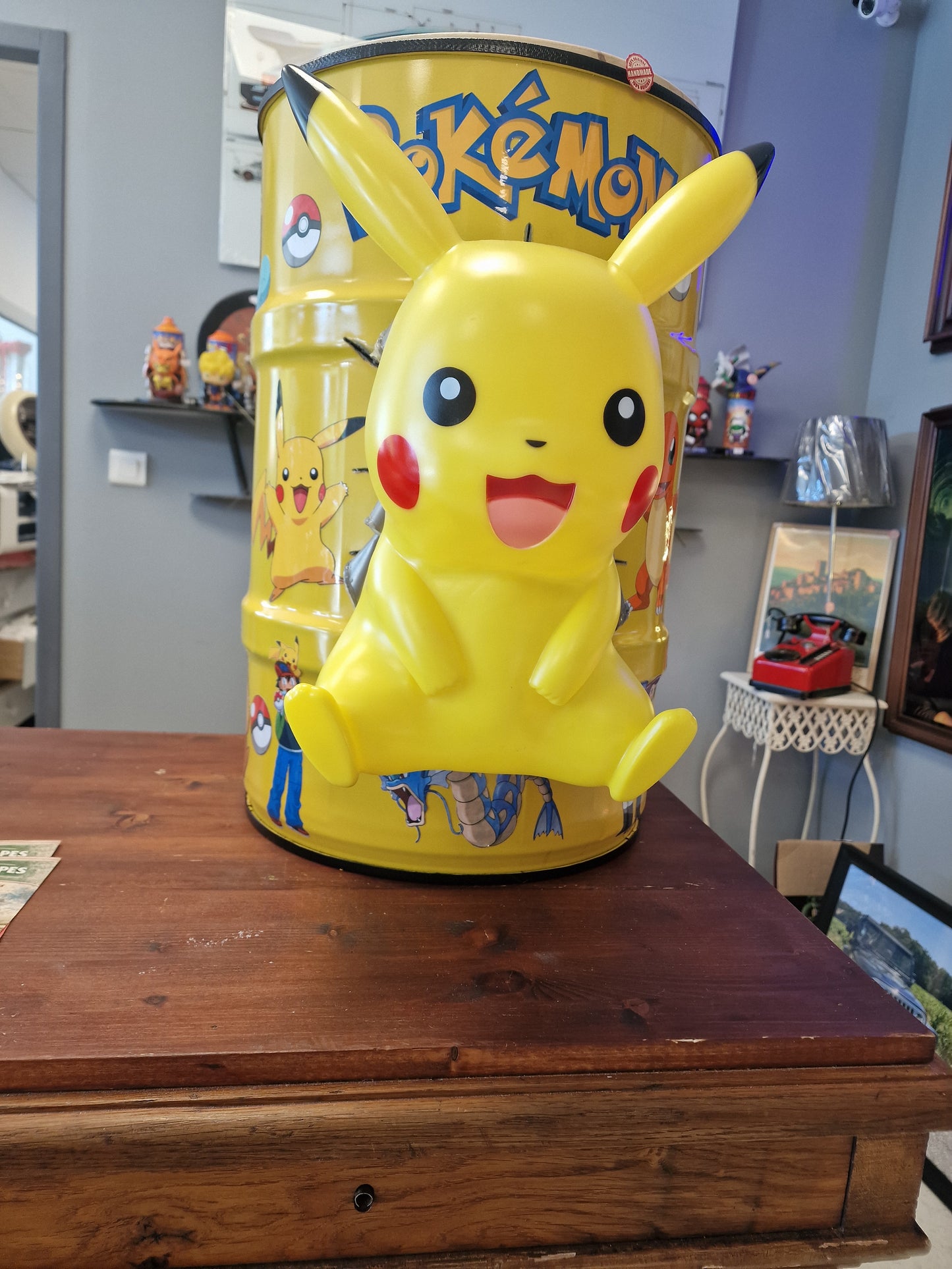 Table d’appoint Pikachu pop art – Bidon métal effet explosé avec figurine – Déco Pokémon originale et unique