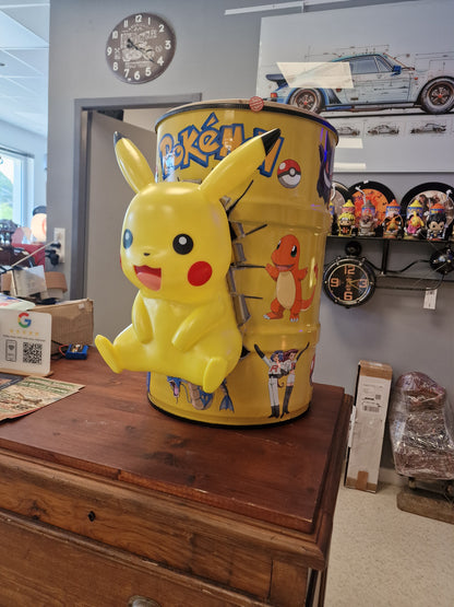 Table d’appoint Pikachu pop art – Bidon métal effet explosé avec figurine – Déco Pokémon originale et unique