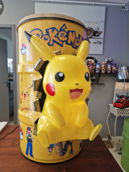 Table d’appoint Pikachu pop art – Bidon métal effet explosé avec figurine – Déco Pokémon originale et unique