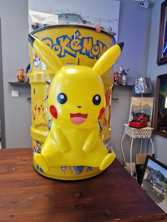 Table d’appoint Pikachu pop art – Bidon métal effet explosé avec figurine – Déco Pokémon originale et unique