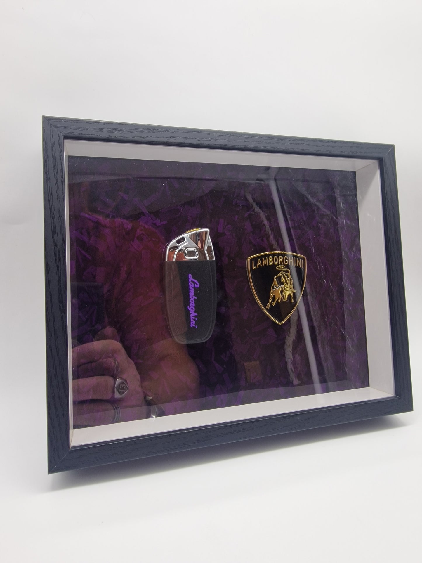 Cadre décoratif clé Lamborghini EDITION limité – Effet carbone forgé violet (20 × 25 cm)