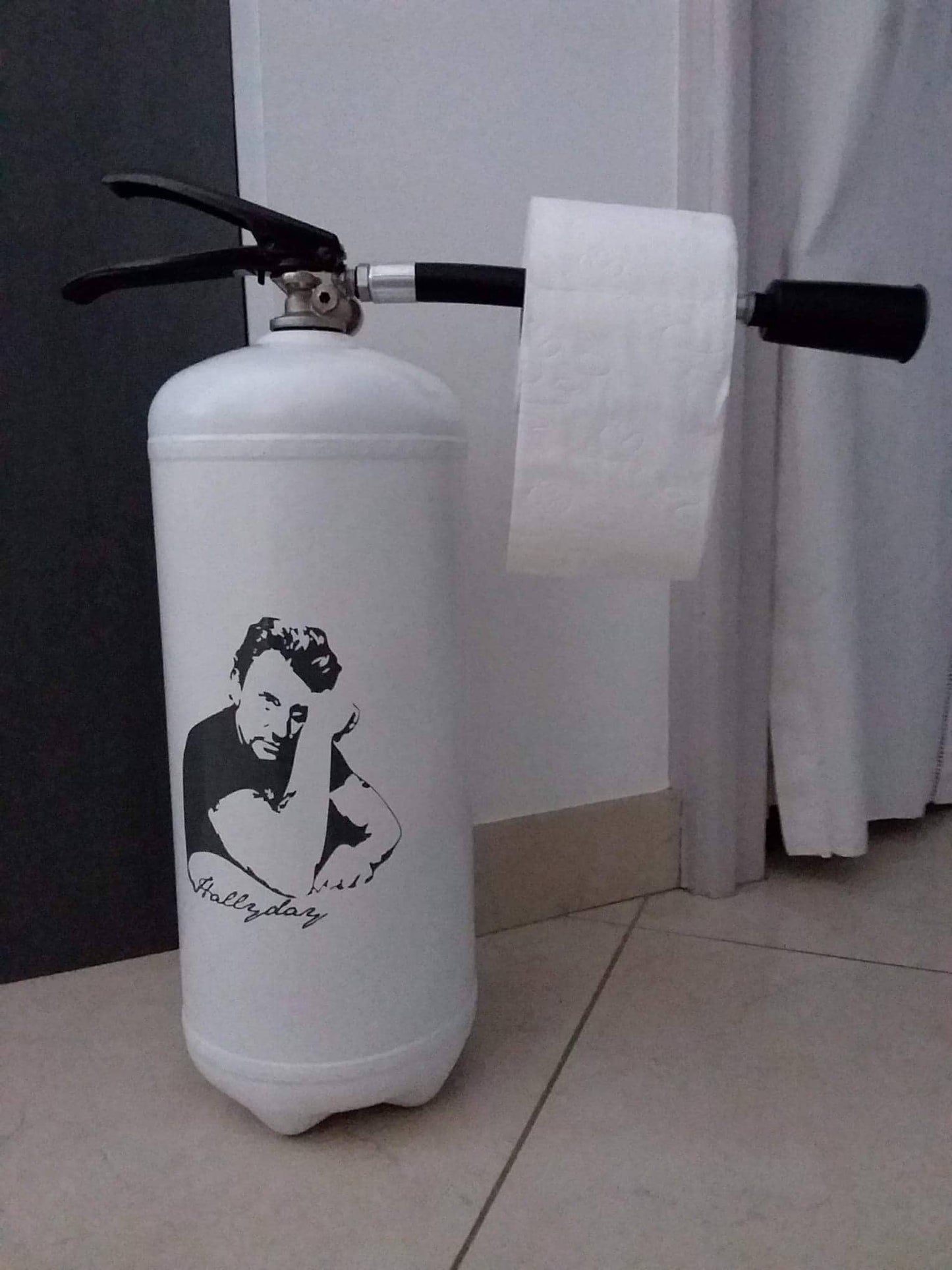 Johnny Hallyday Toilettenpapierhalter, Feuerlöscher