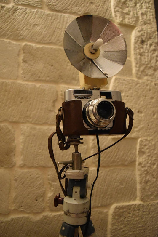 Lampe Appareil Photo voighander sur trepied télescopique