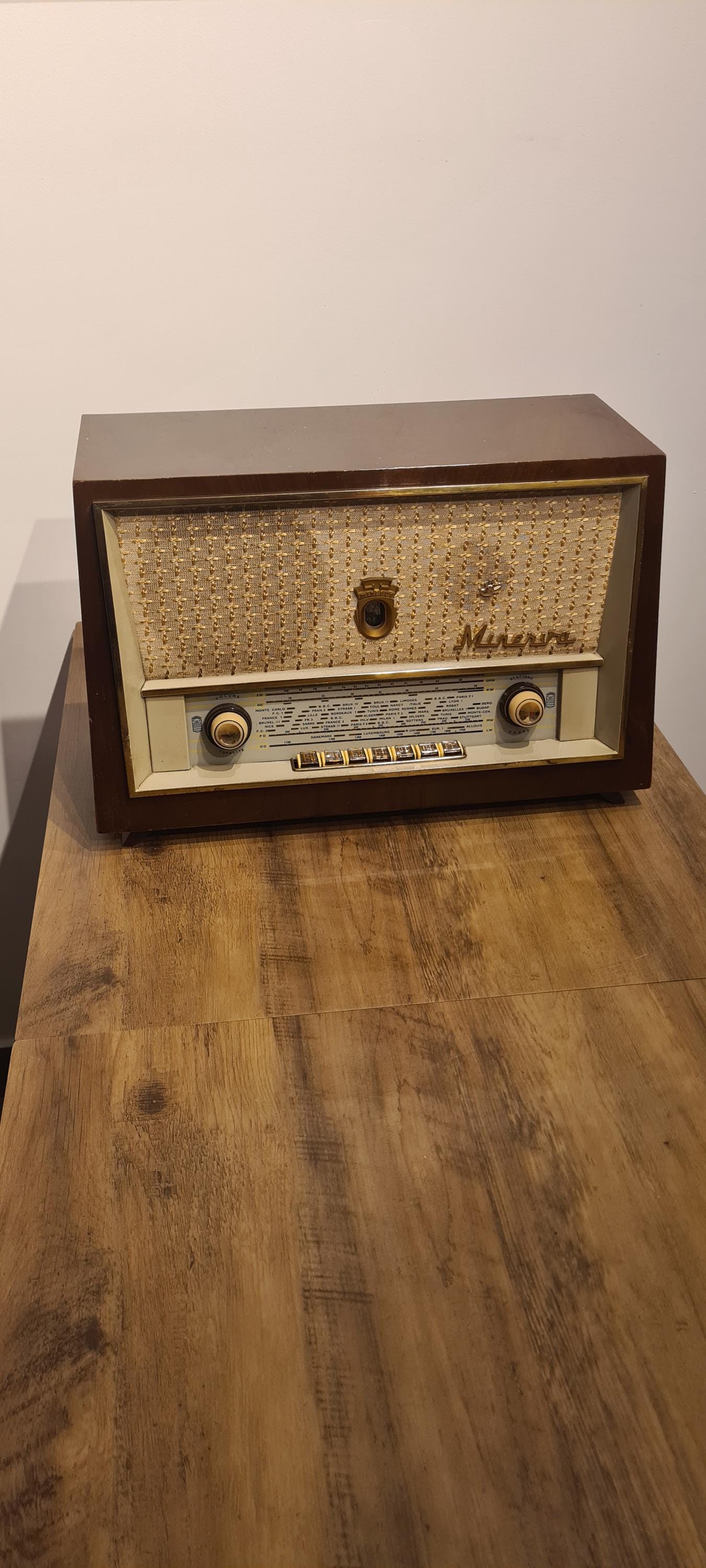 enceinte bluetooth 5.0 vintage dans ancienne radio.