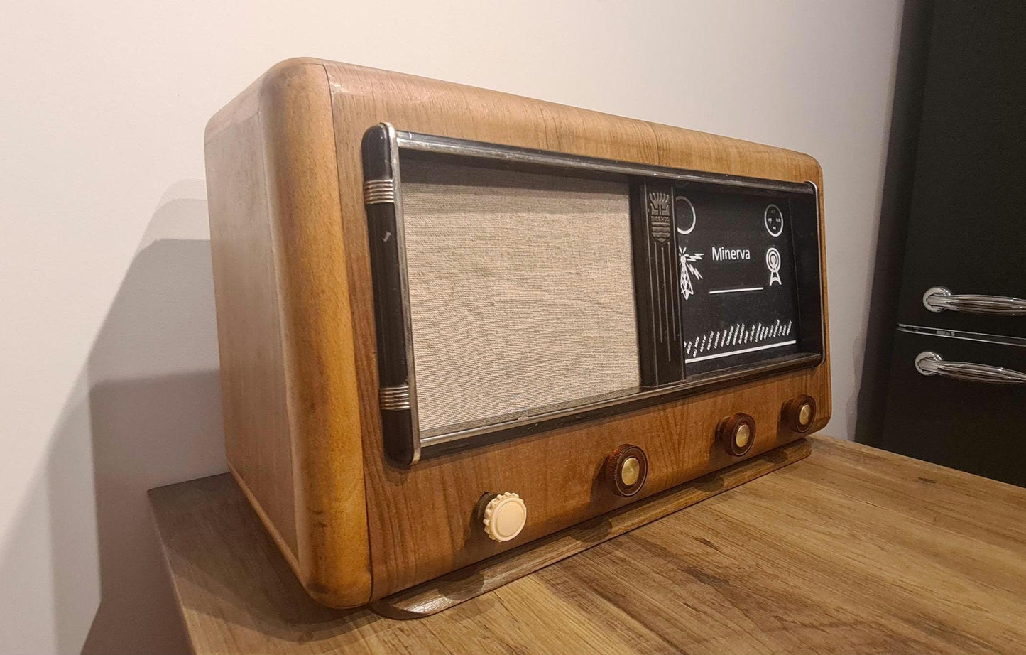 Radio Minerva Transformée en Enceinte Bluetooth  Un Voyage dans le Temps et la Technologie Moderne