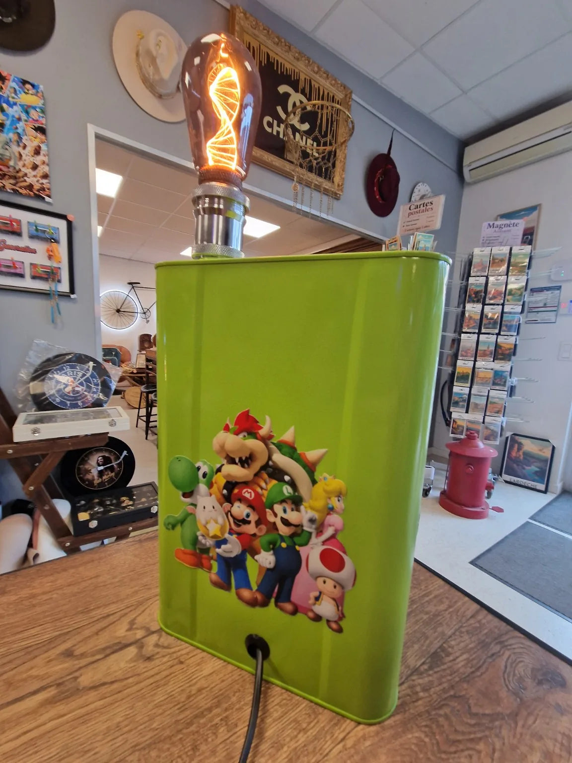 Sortie du câble électrique au dos de la lampe Super Mario