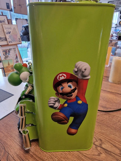 Décoration Mario sur le côté de la lampe verte