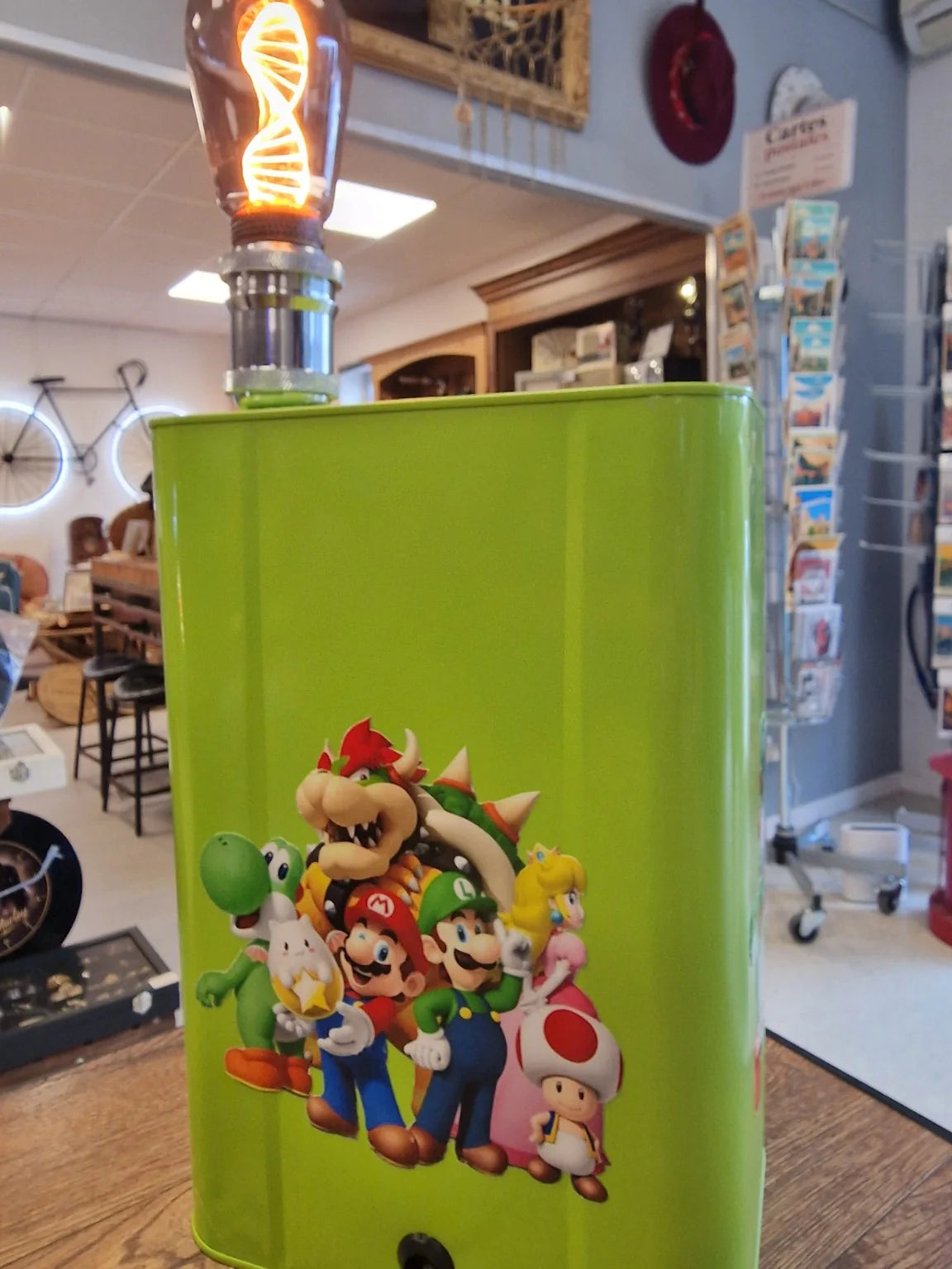 Personnages Super Mario décorant l'arrière de la lampe