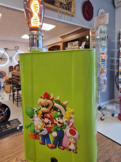 Personnages Super Mario décorant l'arrière de la lampe