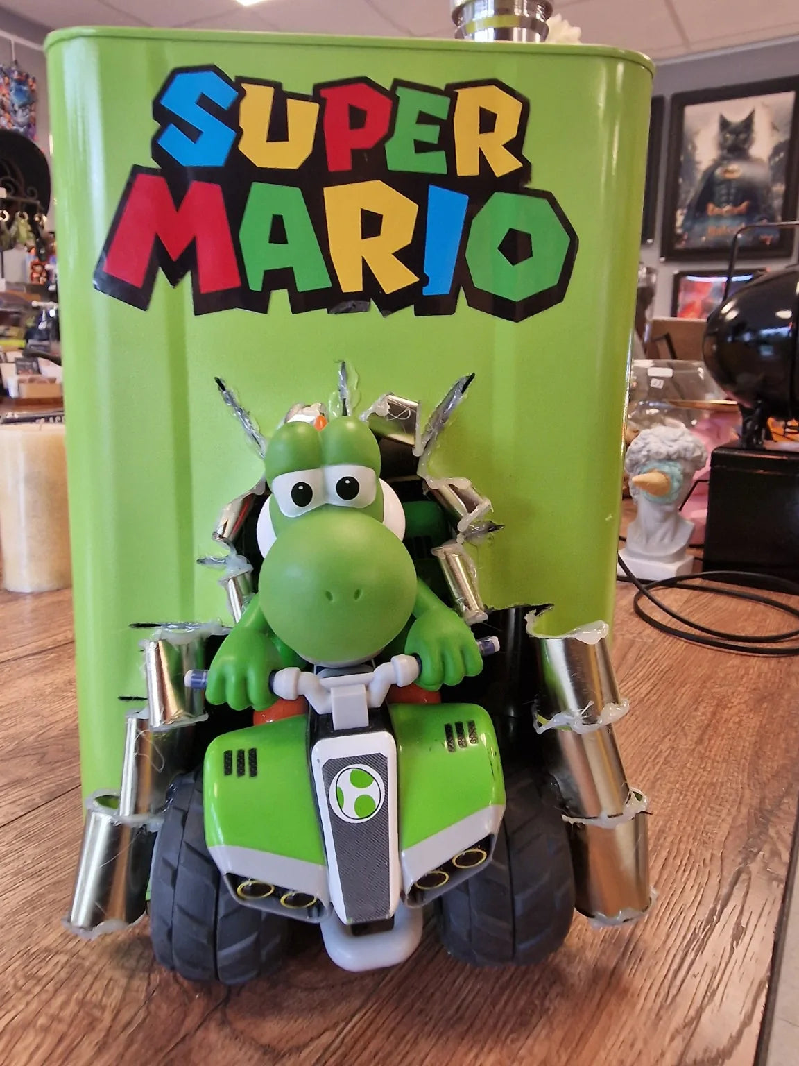 Lampe Yoshi Super Mario allumée avec ampoule LED décorative