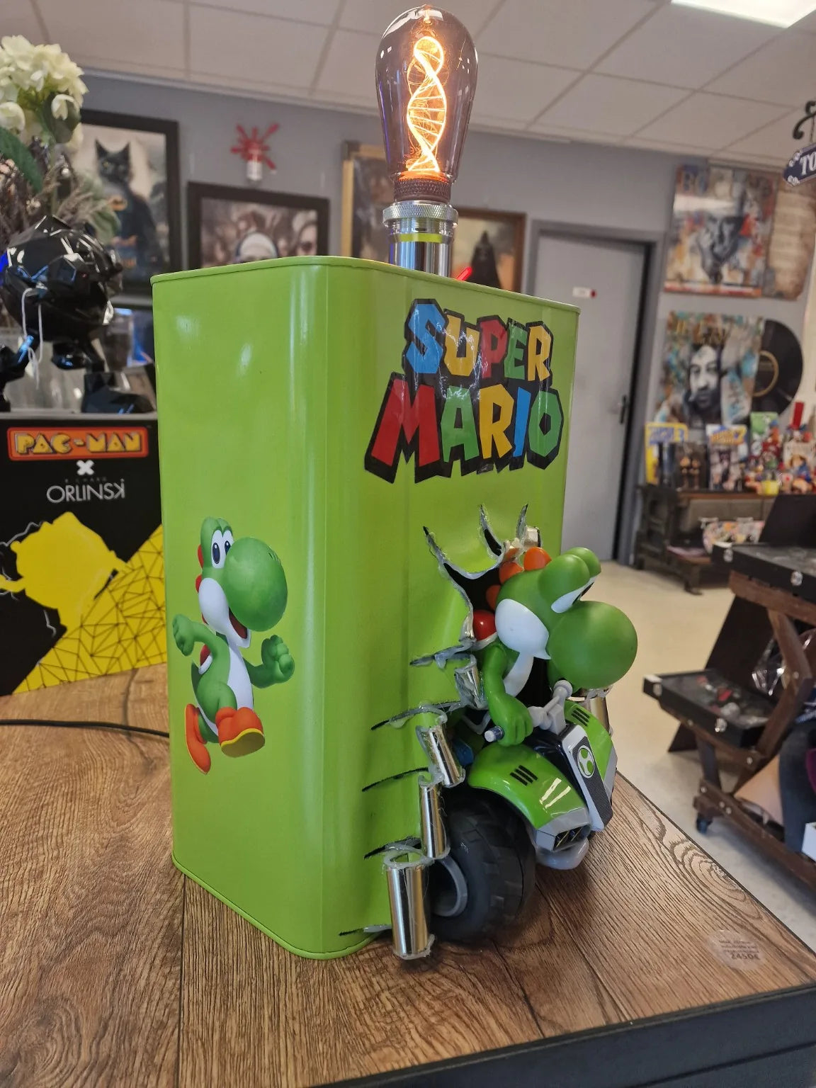 Lampe Super Mario Yoshi vue de trois quarts