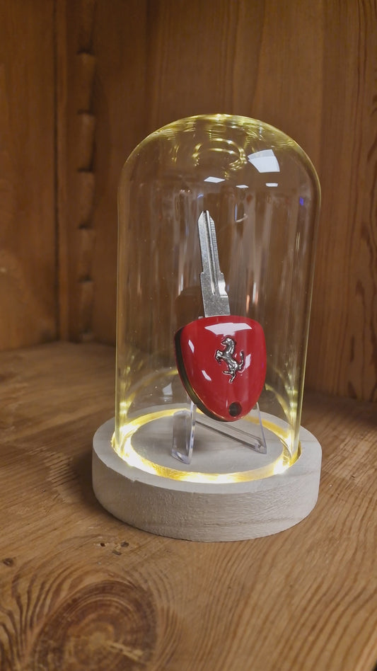 Clé Ferrari Sous Cloche LED – Objet de Collection Automobile