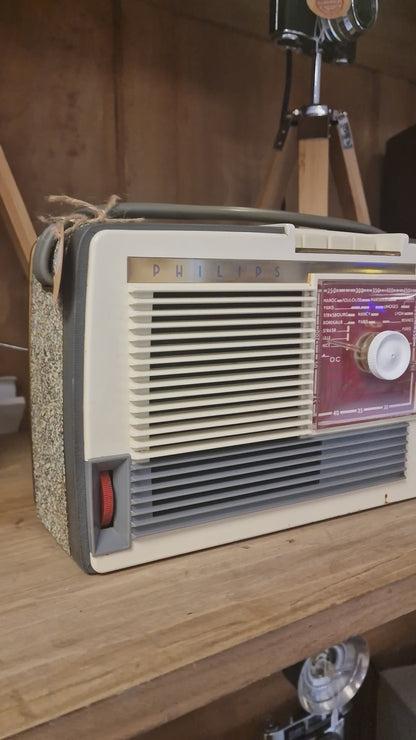 Enceinte Bluetooth phillips dans ancienne radio