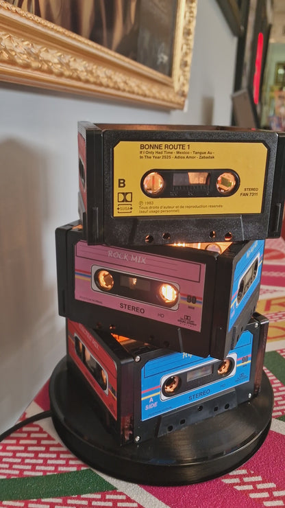 💡 Lampe Vintage Originale – Anciennes Cassettes Audio Recyclées (23 x 18 cm)