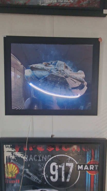 Cadre Lumineux Faucon Millenium 40x50 cm – Propulseurs LED – Décoration Murale Inspirée Star Wars