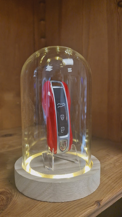 Clé Porsche ROUGE Sous Cloche LED – Objet de Collection Automobile Ø 10 cm – H 16 cm (Copie)