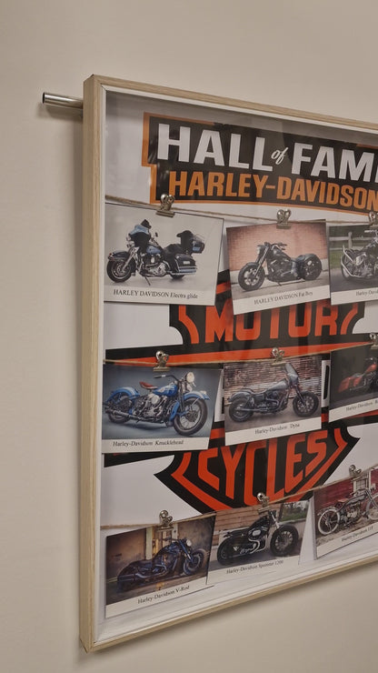 Cadre “Hall of Fame Harley-Davidson” – Motos légendaires (50 x 60 cm)