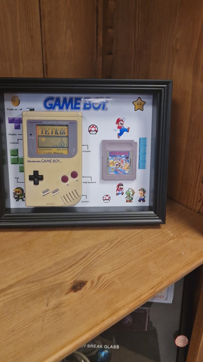 Cadre Game Boy Vintage – Console Nintendo + Jeu – Déco Rétro Gaming 20x25 cm