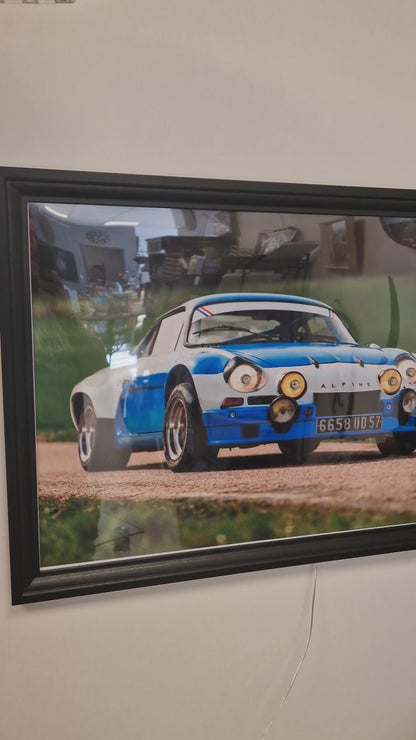 Cadre décoratif Alpine – Photographie Alpine A110 avec phares lumineux intégrés (Format 54 × 74 cm)