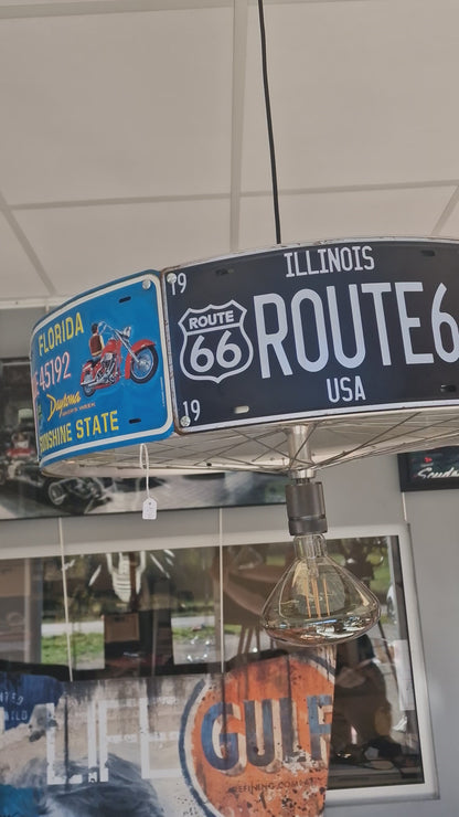 Suspension Industrielle US – Plaques Américaines & Roues de Vélo – Fait Main Ø64 cm