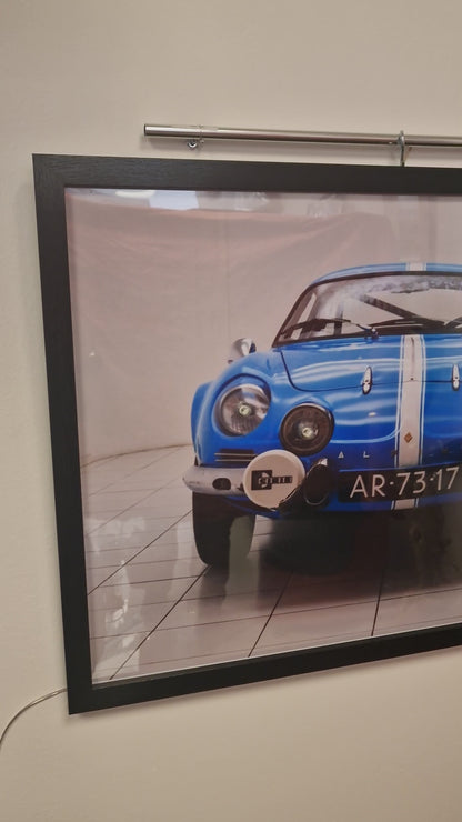 Cadre Photographie Alpine A110 avec phares lumineux intégrés (Format 54 × 74 cm)